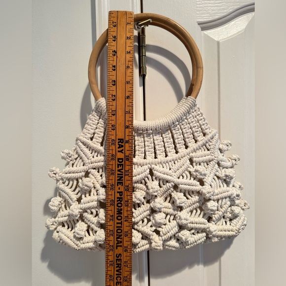 Vintage Handcrafted Cream Macramé Bag with Wooden Handles - Picture 2 of 2